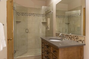 Dusche, Haartrockner, Handtücher