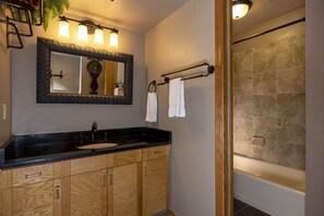 Combined shower/bathtub, hair dryer, towels - Perfect Studio for 2 at Kendall 446 in Purgatory Village with Stunning Mountain Views. (Durango)