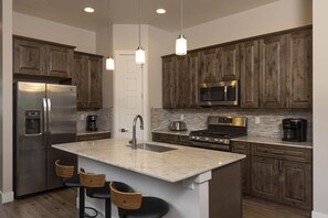 ثلاجة، ميكروويف، فرن، موقد طهي مسطح