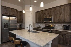 Refrigerador, microondas, horno y parrilla de estufa 