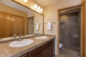 Combined shower/bathtub, hair dryer, towels