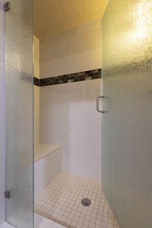 Combined shower/tub, hair dryer, towels