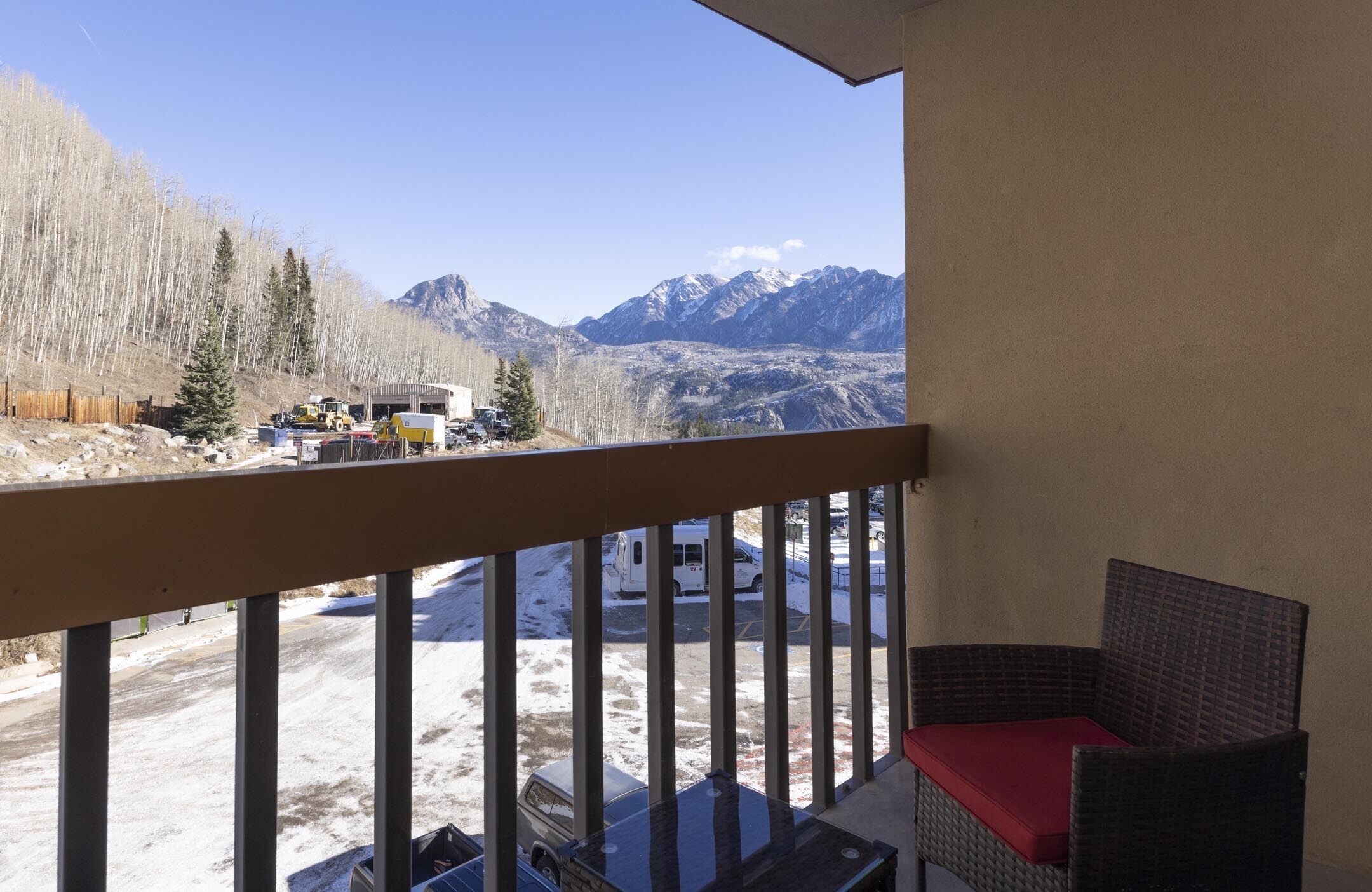 Ein Balkon mit Blick auf Berge und eine Baustelle.