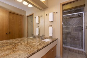 Ensemble douche/baignoire, sèche-cheveux, serviettes fournies