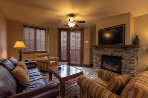 Flatskjerm-TV, peis og bøker