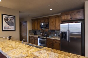 Fridge, microwave, oven, stovetop - Purgatory Lodge 201 - Managed by Purgatory 201 (Durango)