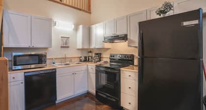 Cabin C at Safe Harbor Brady Mountain on Lake Ouachita!