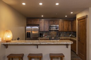 冰箱、微波炉、烤箱、炉灶