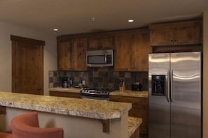 Refrigerador, microondas, horno, placa de cocina