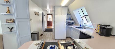 Refrigerador, microondas, cafetera y tetera y tetera eléctrica