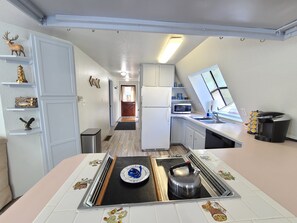 Refrigerador, microondas, cafetera y tetera y tetera eléctrica