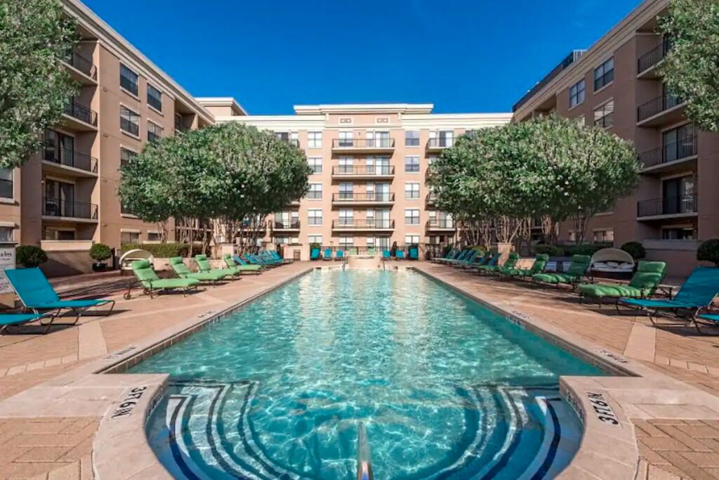 Bright Uptown Apartment With View & HUGE Balcony!