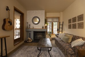 TV, books - Cozy Studio for 2 at Purgatory Village - Kendall 335, Durango, CO with Plaza View. (Durango)