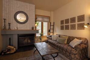 TV, books - Cozy Studio for 2 at Purgatory Village - Kendall 335, Durango, CO with Plaza View. (Durango)