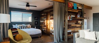 Secluded Retreat-Hot Tub, Fire Pit, Outdoor Shower