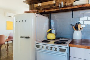 Geladeira, micro-ondas, fogão, cooktop