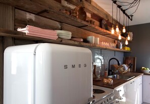 Fridge, microwave, oven, stovetop - Pink Moon Cabin - Beautiful Cozy Secluded Retreat (Joshua Tree)