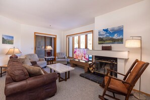 Fernseher, Kamin, Bücher