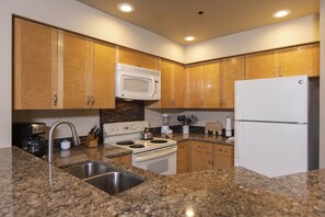 Kjøleskap, mikrobølgeovn, ovn og kokeplater