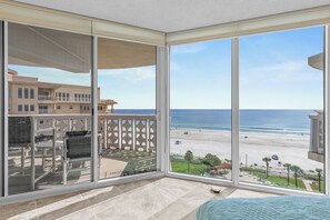 Un balcón con vista a la playa y al océano.