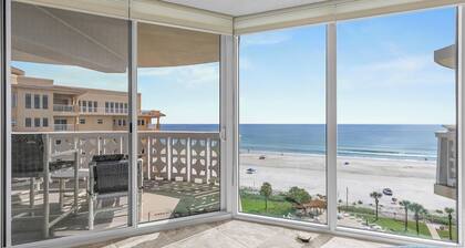 Gorgeous Oceanfront View! Walking distance to dining & shopping!