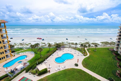 Gorgeous Oceanfront View! Walking distance to dining & shopping!