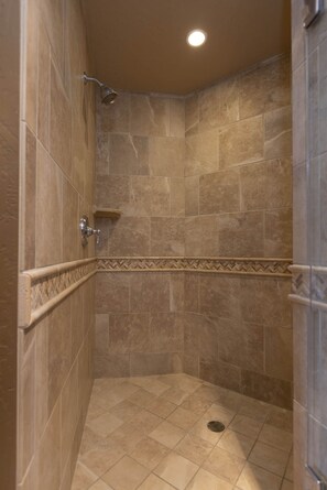 Ensemble douche/baignoire, sèche-cheveux, serviettes fournies