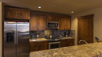 Refrigerador, microondas, horno, placa de cocina