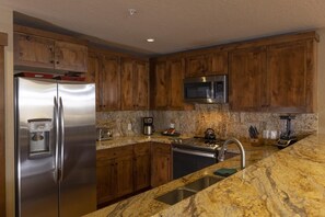 冰箱、微波炉、烤箱、炉灶