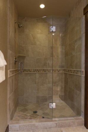 Combined shower/tub, hair dryer, towels