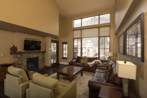 TV, books - Purgatory Lodge 506 - Managed by Purgatory Resort (Durango)