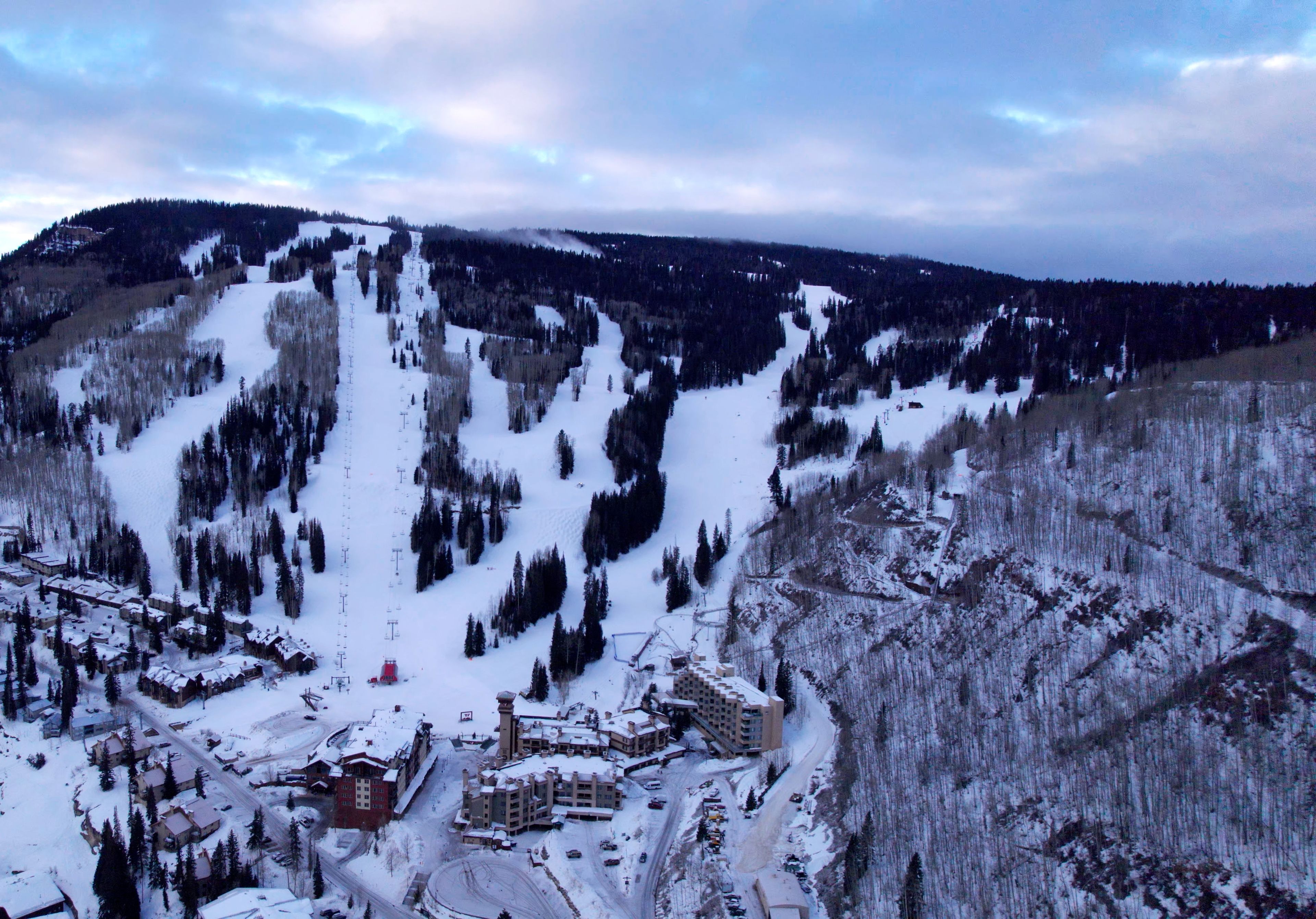 Un paysage de montagne enneigé avec une station de ski.