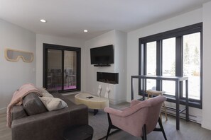 TV, fireplace