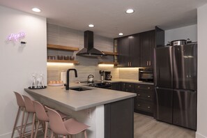 Kjøleskap, mikrobølgeovn, ovn og kokeplater