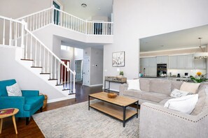 Smart TV, libros y oficina 