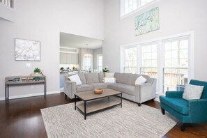 Smart TV, libros y oficina 