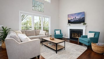 TV connectée, livres, espaces bureaux