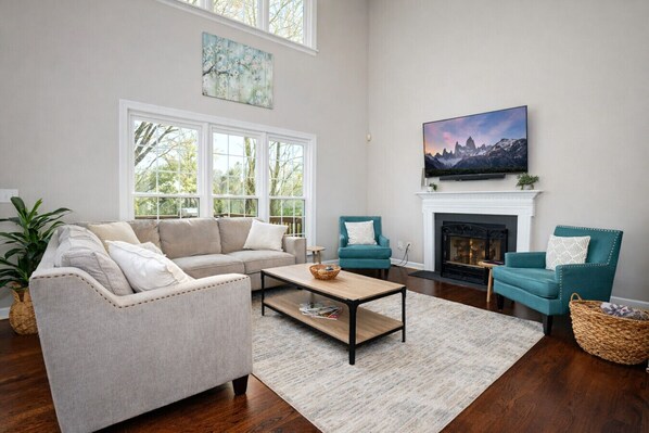 Smart TV, libros y oficina 