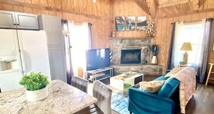 GLAMOROUS Stylish cabin💫 over 2 acres, beautiful views, sleeps 8, washer & dryer