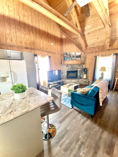 GLAMOROUS Stylish cabin💫 over 2 acres, beautiful views, sleeps 8, washer & dryer