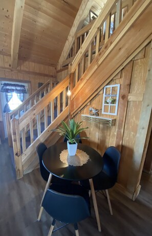 Dining - GLAMOROUS Stylish cabin💫 over 2 acres, beautiful views, sleeps 8, washer & dryer (Duchesne)