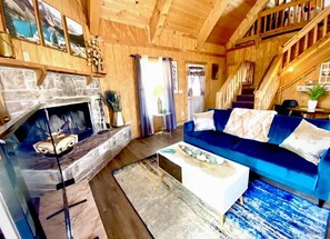 Smart TV, fireplace, foosball - GLAMOROUS Stylish cabin💫 over 2 acres, beautiful views, sleeps 8, washer & dryer (Duchesne)