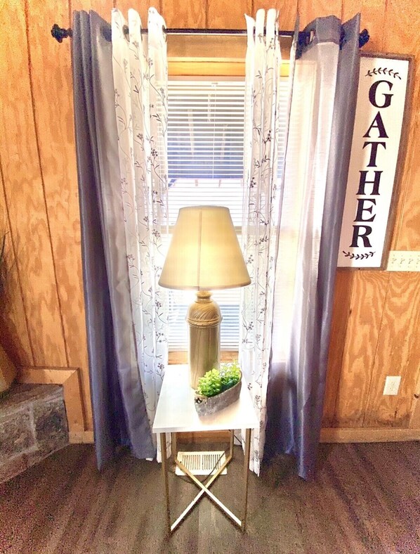 Interior - GLAMOROUS Stylish cabin💫 over 2 acres, beautiful views, sleeps 8, washer & dryer (Duchesne)