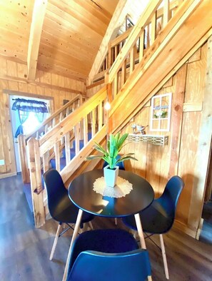 Dining - GLAMOROUS Stylish cabin💫 over 2 acres, beautiful views, sleeps 8, washer & dryer (Duchesne)