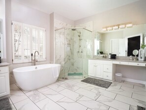 Hair dryer, towels - Sleeps 24 • BBQ • Fire Pit • Games • Pets OK (Charlotte)