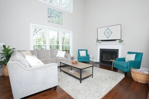 Smart-TV, bøker og kontorer