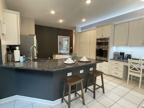 雪櫃、微波爐、焗爐、爐具