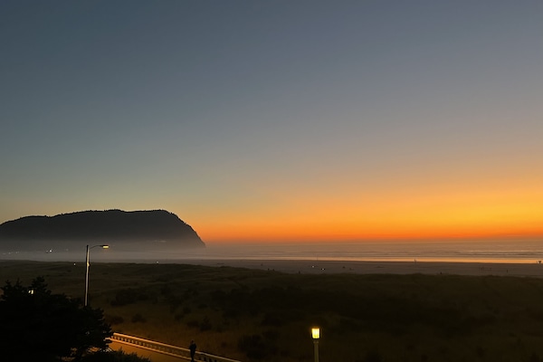 Una spiaggia nelle vicinanze, lettini da mare, teli da spiaggia