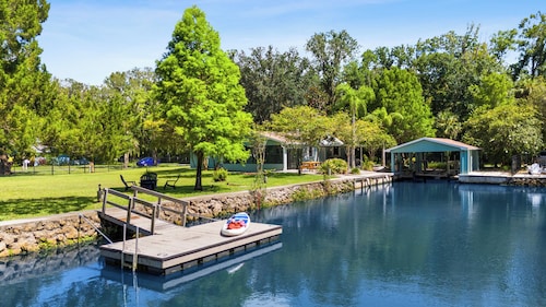 Waterfront Family Fun on the water paddle to main river and springs in minutes.