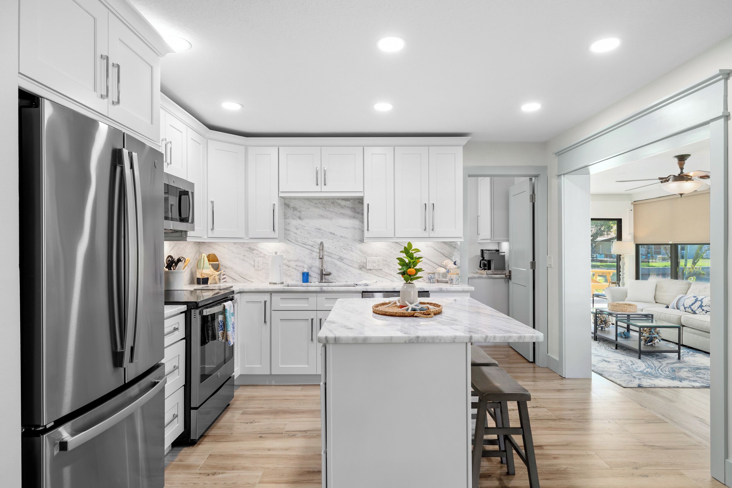 Réfrigérateur, micro-ondes, four, plaque de cuisson